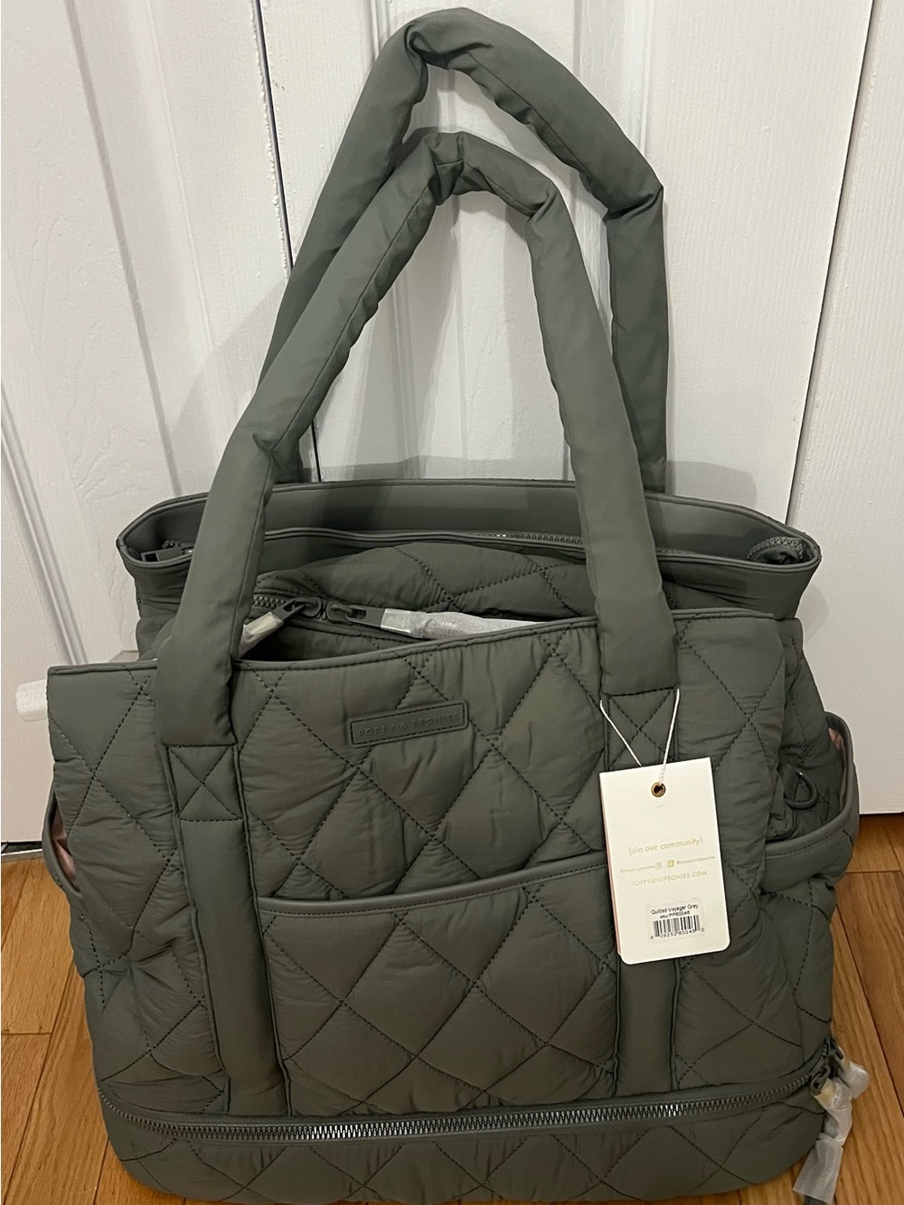 🔥NWT Poppy & Peonies Grey Quilted Voyager Tote 🔥